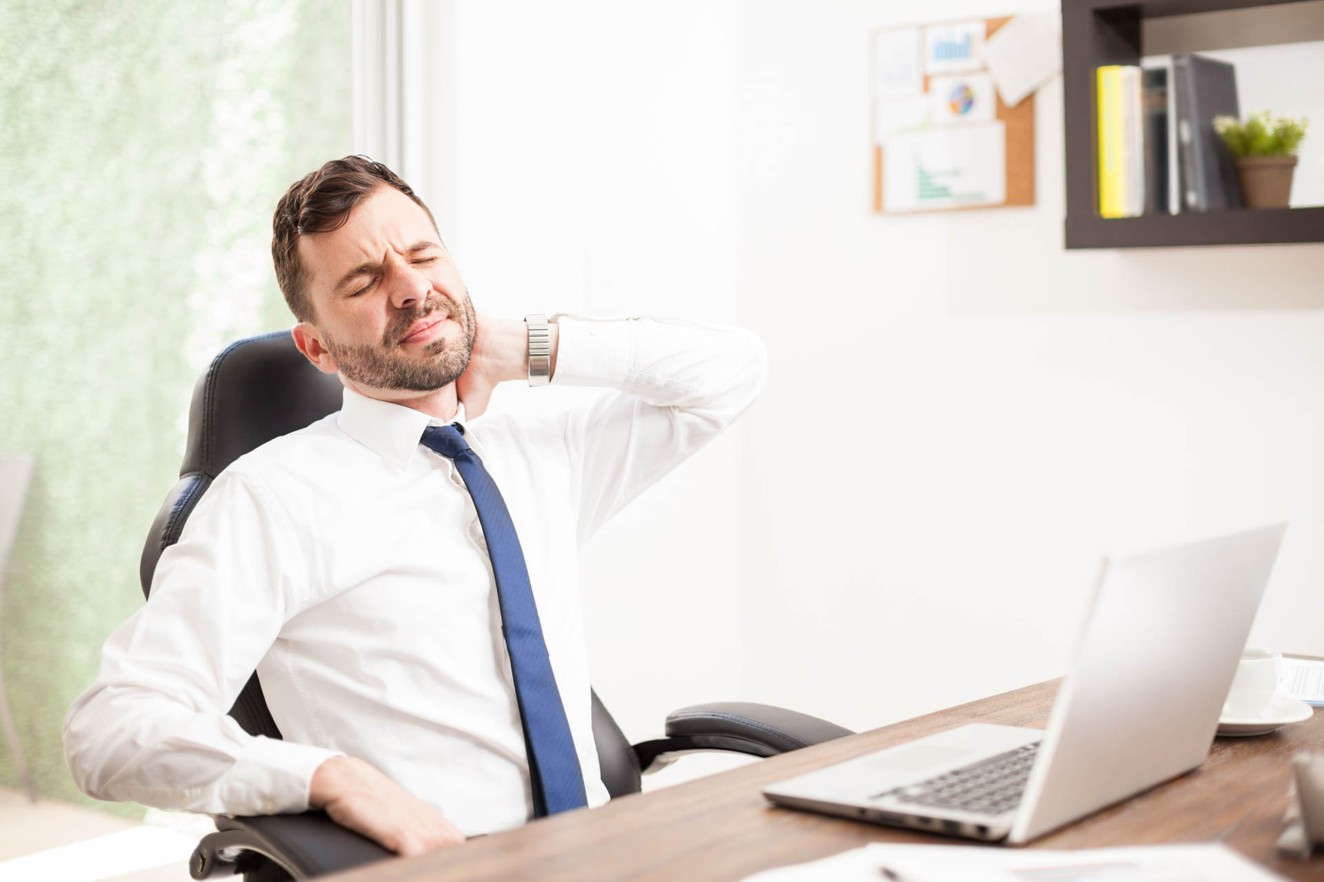 The 5 Dangers of a Desk Job [Infographic]