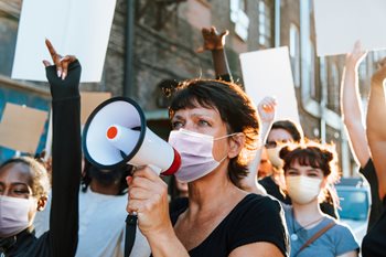 How to Navigate and Minimize the Effects of Current Political Issues in the Work
