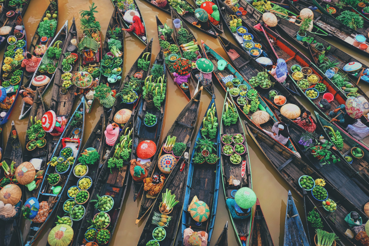 How to Develop a Strong Brand Voice and Stand out from the Crowd (+Examples)