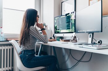 End-user accessing business applications remotely and benefitting from desktop virtualization