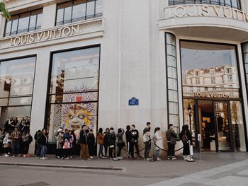 How to Use Digital Signage to Improve the Shopping Experience