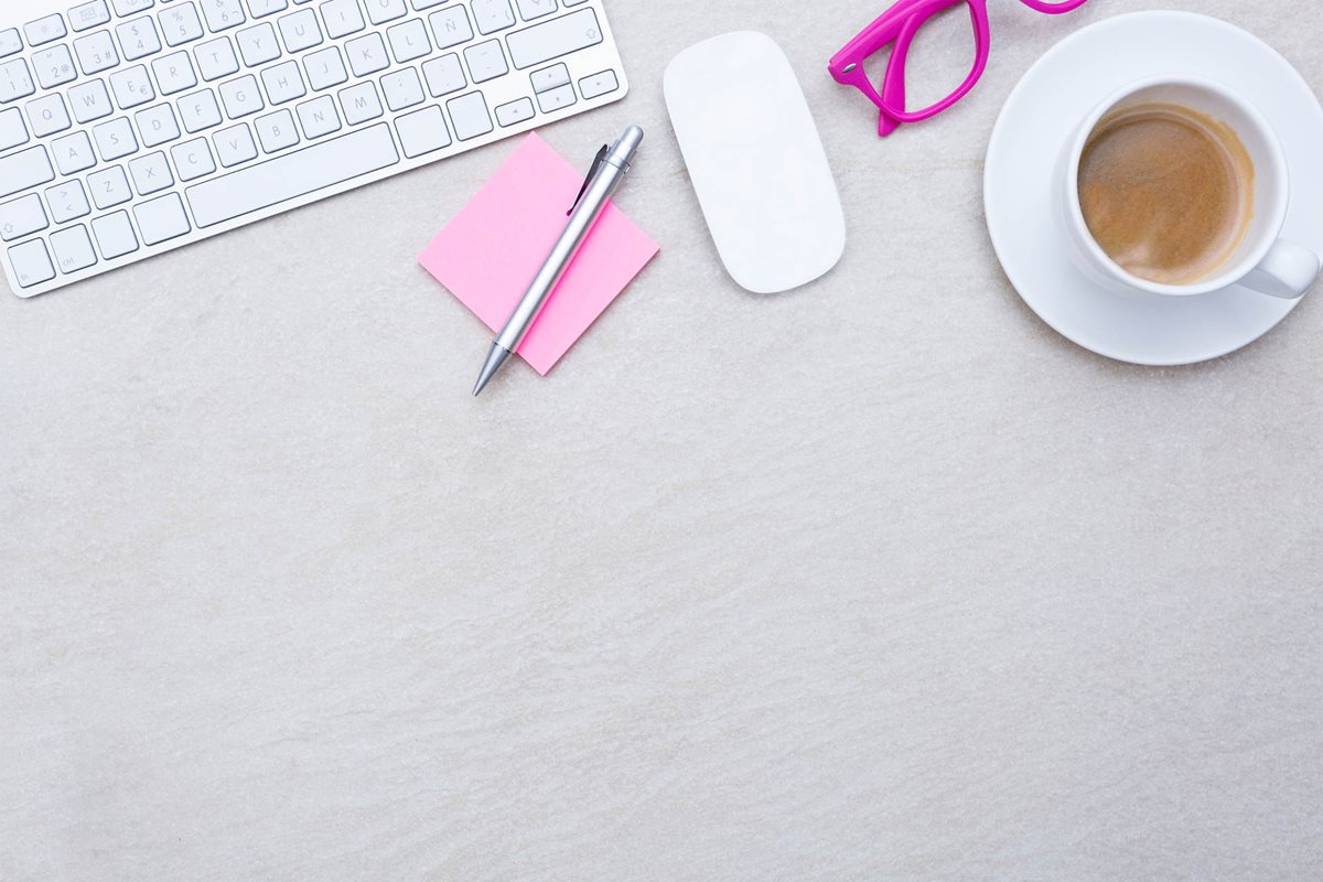 9 Workplace Personalities as Defined by their Desks [Infographic]