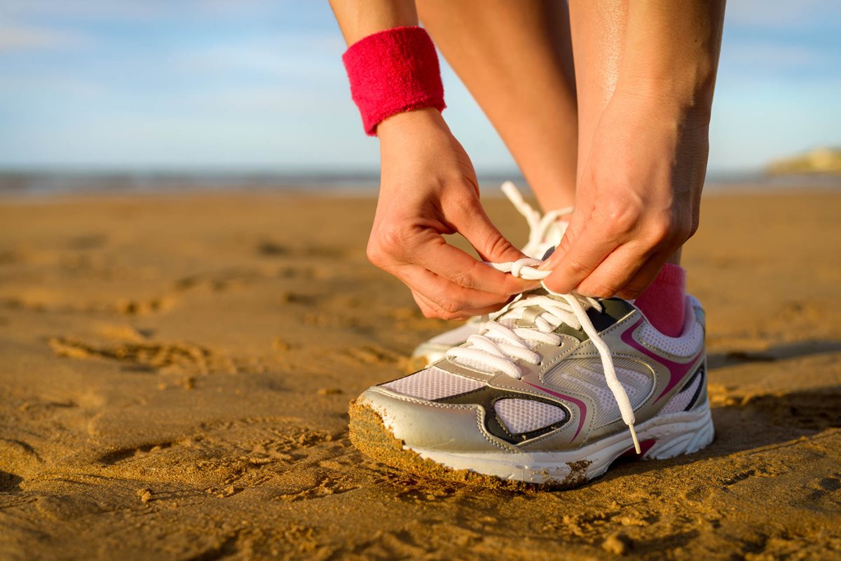 Фото кроссовок на ногах. Кроссовки на ногах. Кроссовки бег. Кроссовки для бега по песку. Спортивные кроссовки на ноге.