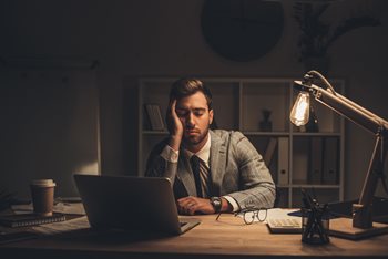 Wie Sie erkennen können, dass Ihre Mitarbeiter nicht genug Schlaf bekommen