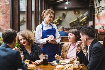 How HR Leaders Can Improve the Deskless Employee Experience 