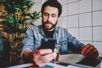 12 Tips for Creating Facebook Video Ads that Stop the Scroll