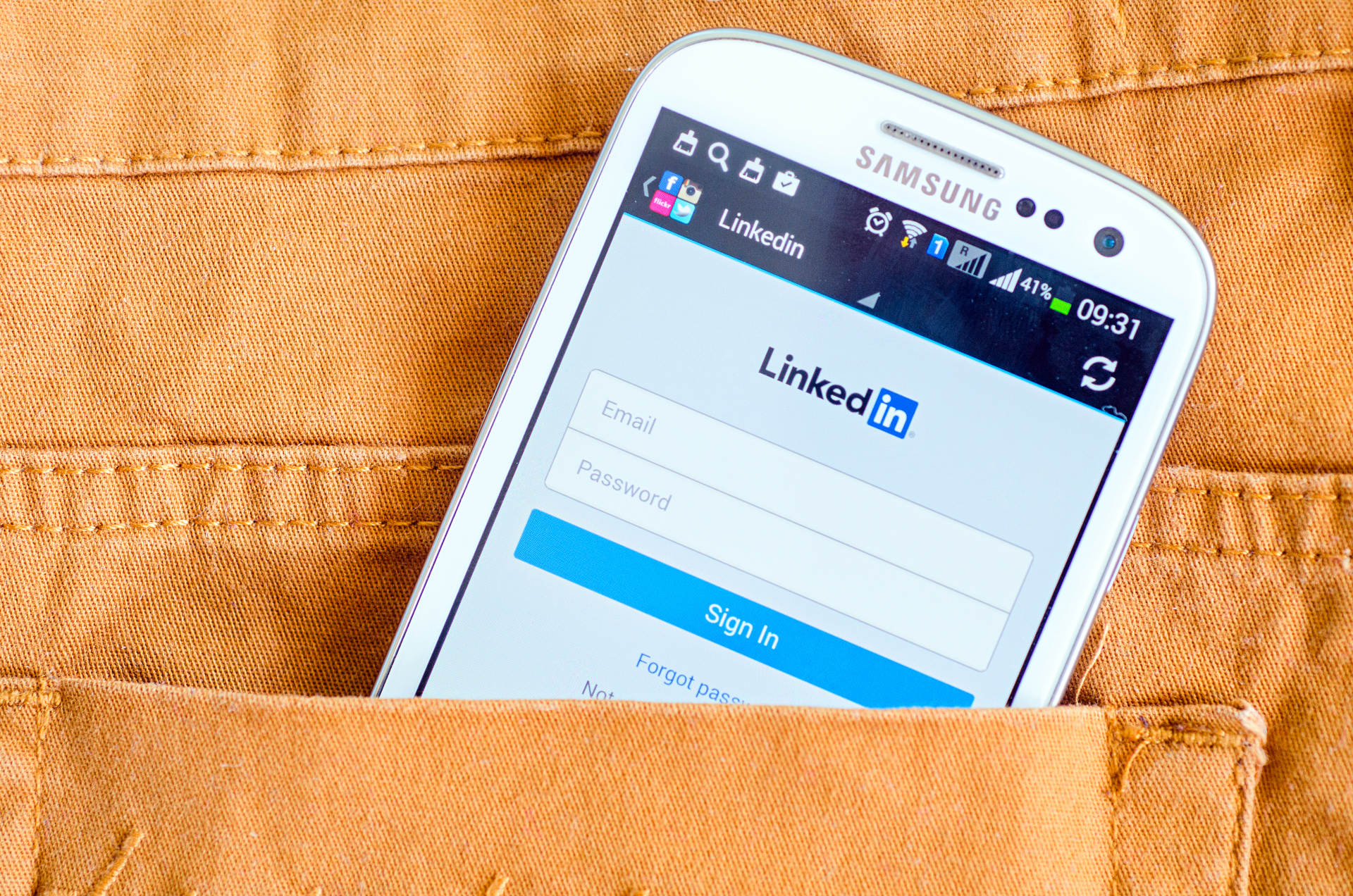4 Quick Ways to Improve Your LinkedIn Profile