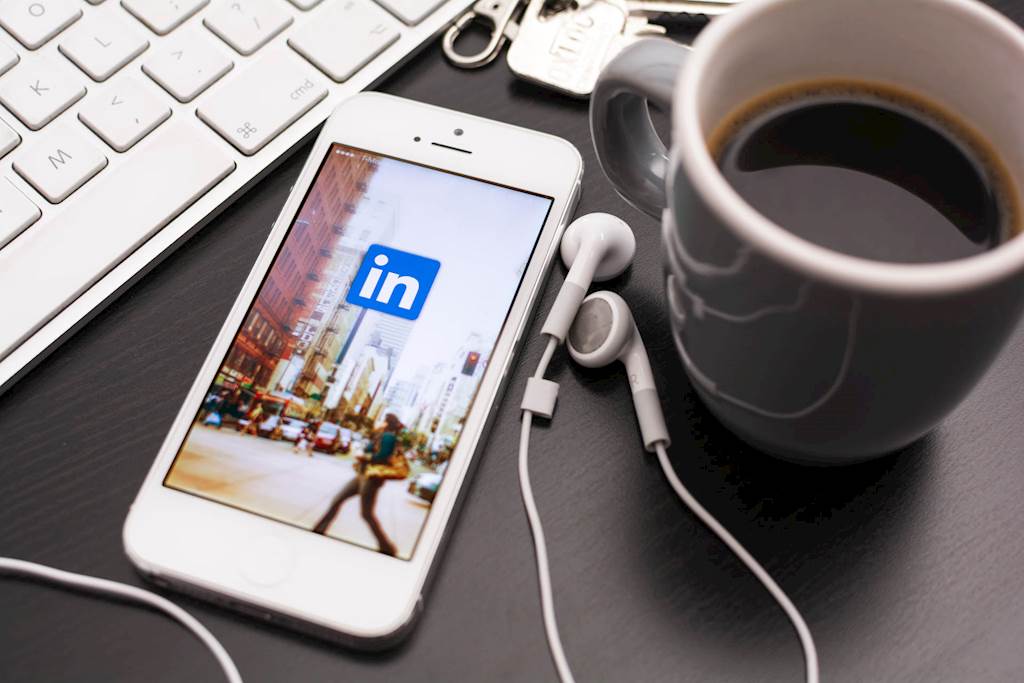 How to Connect With Top Influencers on LinkedIn