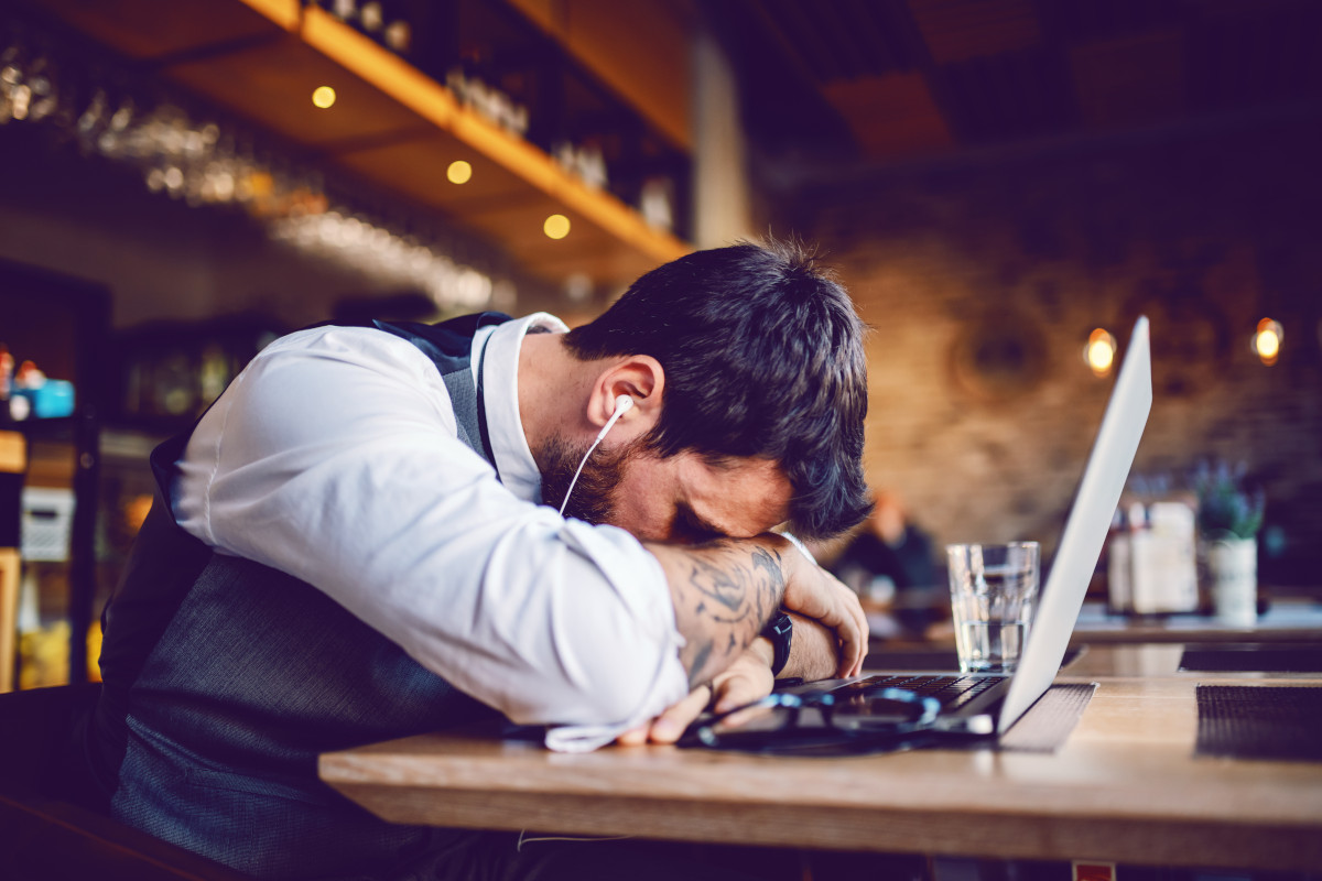 4 Signs Your Team Have Hit a Sales Slump (And How to Beat It)