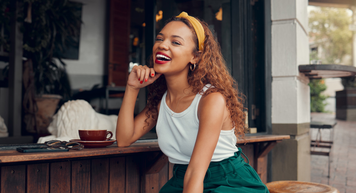What is Customer Service? [Benefits, Channels, Examples, Trends]