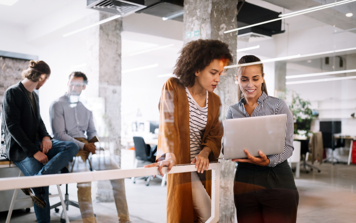 To Outsource or Not to Outsource Payroll: 5 Pros (and 5 Cons)